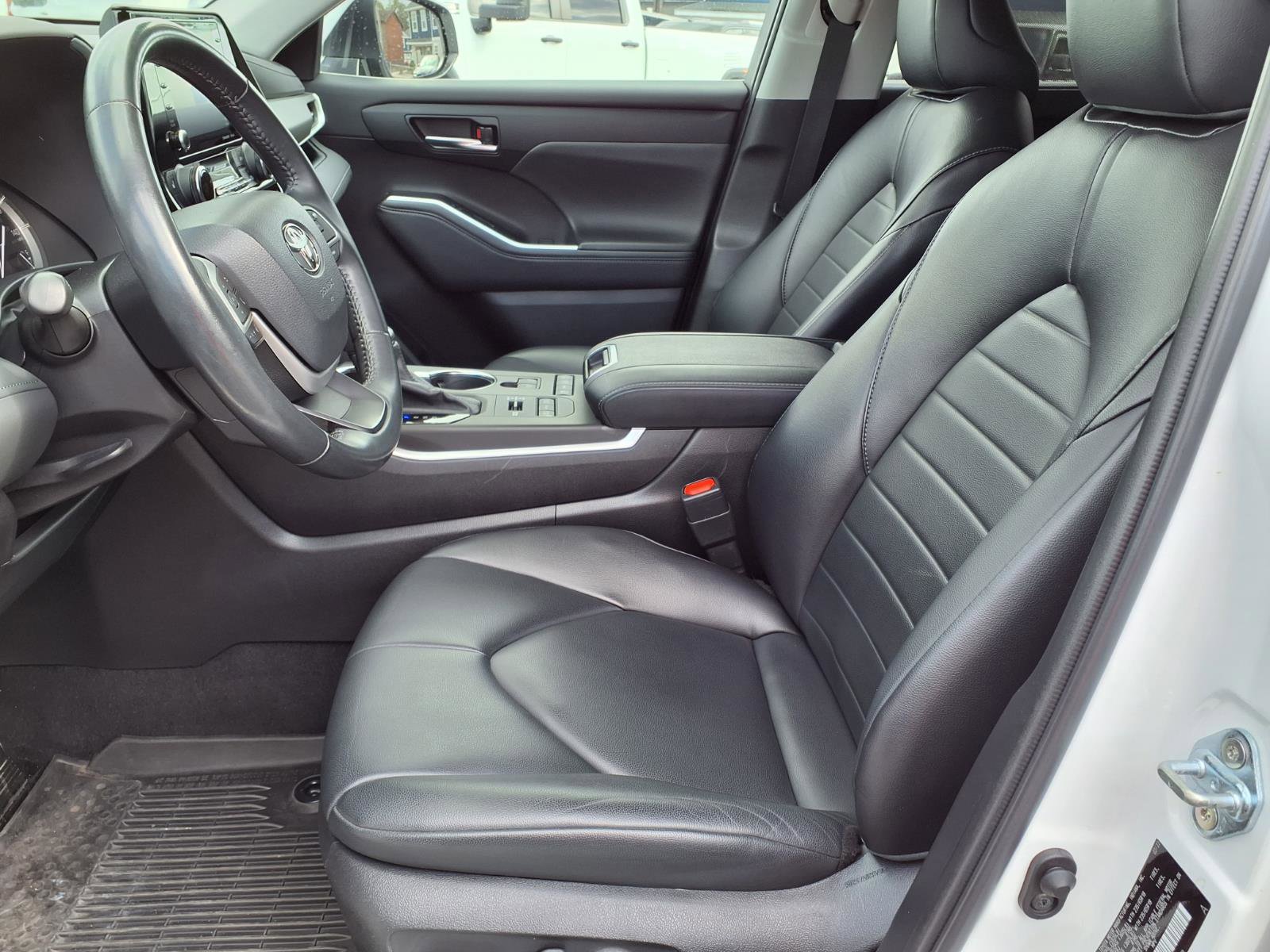 Used 2022 Toyota Highlander XLE image 12