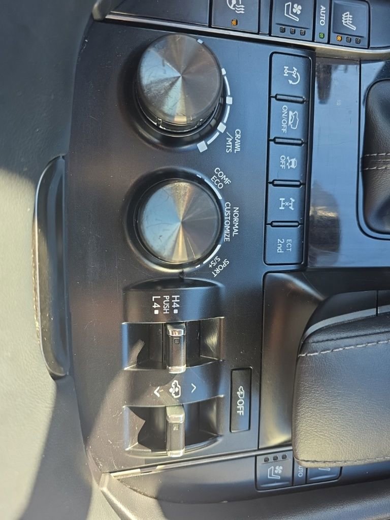 Used 2020 Lexus LX 570 4WD w/ 3rd Row & Luxury Pkg image 33