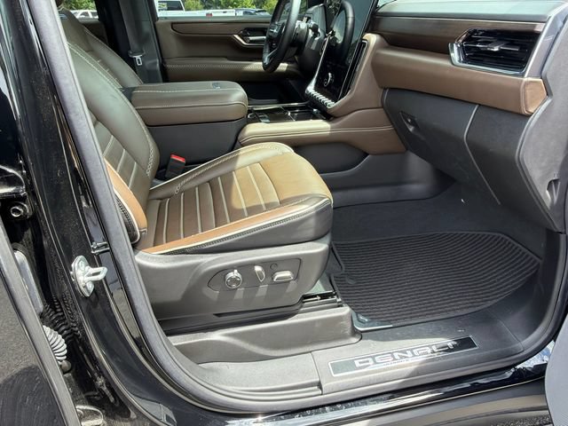 Used 2025 GMC Yukon Denali Ultimate AWD/4WD image 13
