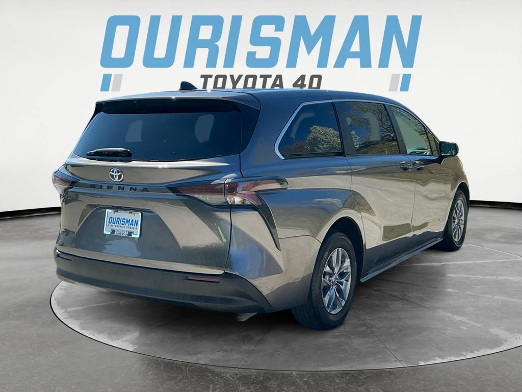 Used 2024 Toyota Sienna LE image 7