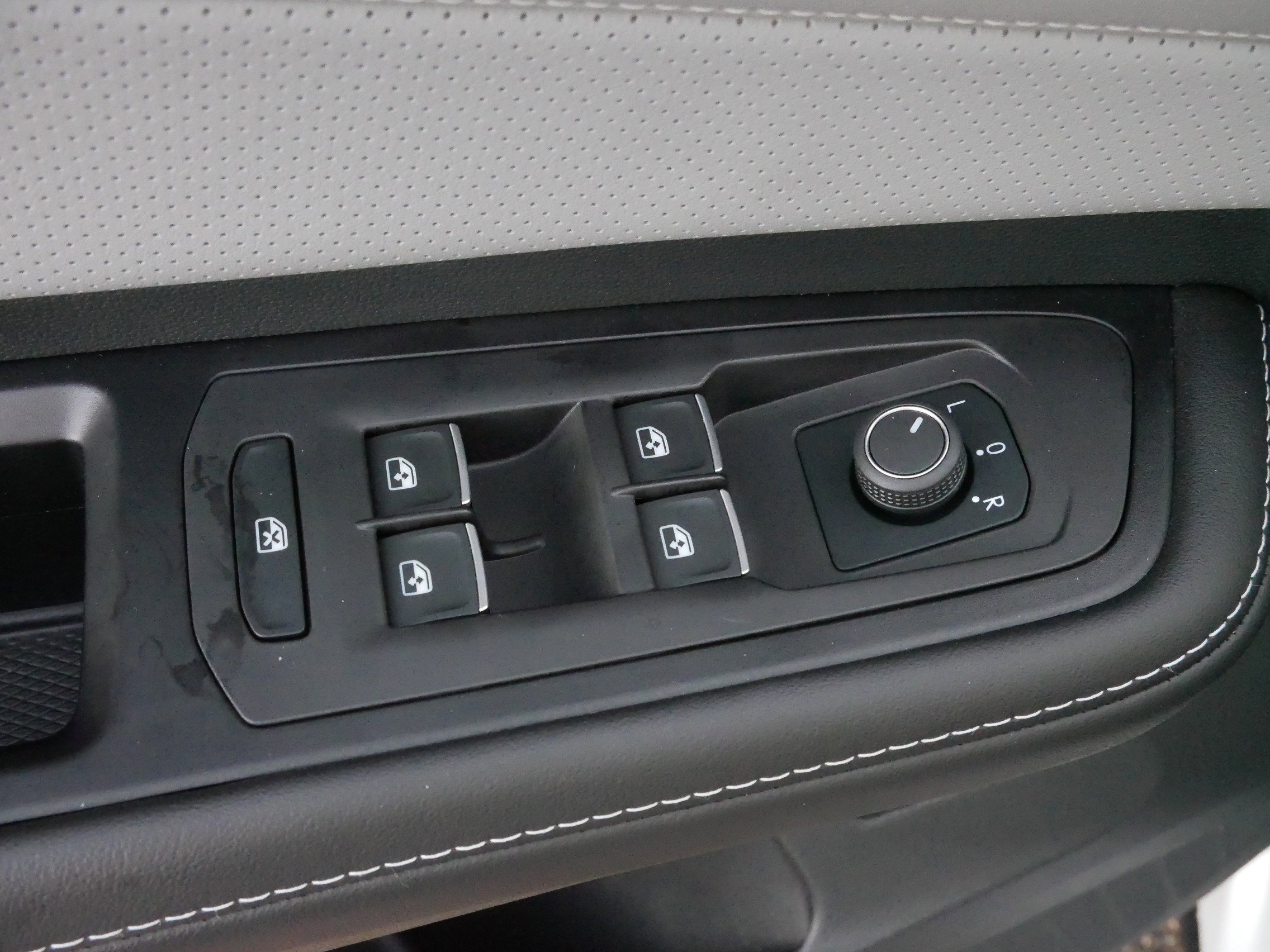 Used 2024 Volkswagen Atlas Cross Sport SEL R-Line image 19