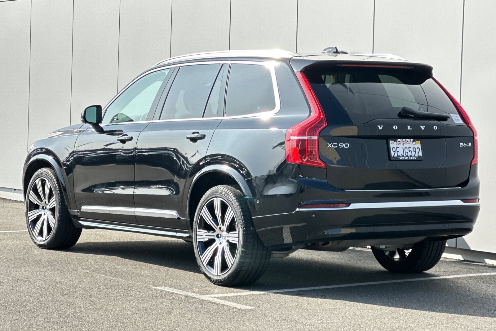 Used 2023 Volvo XC90 B6 Ultimate w/ Lounge Package image 3