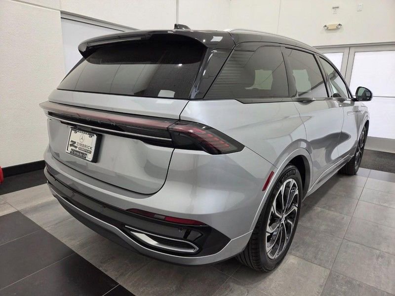 Used 2025 Lincoln Nautilus Reserve AWD/4WD image 2