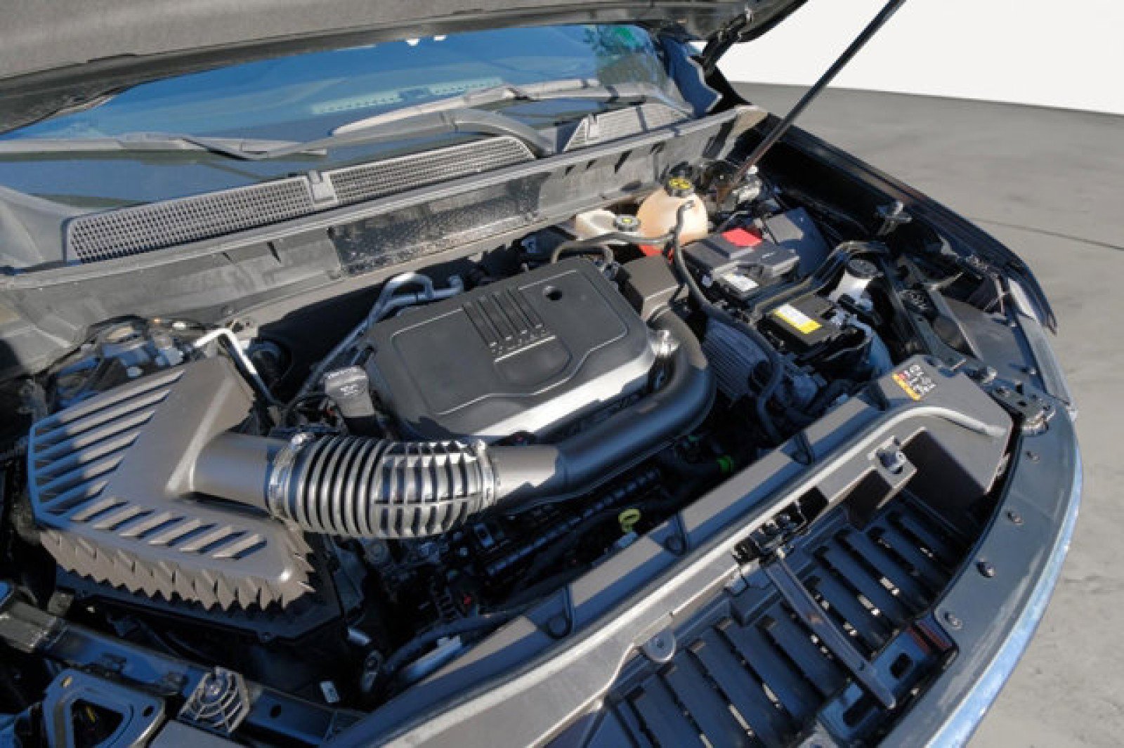 Used 2022 GMC Acadia SLE w/ Driver Convenience Package image 9