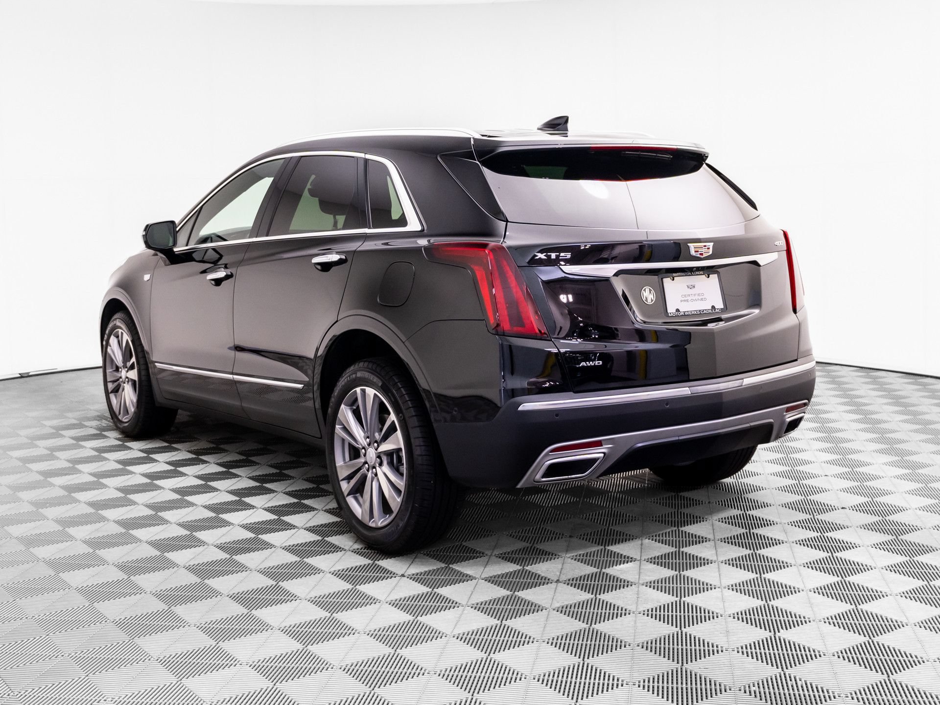 Certified 2025 Cadillac XT5 Premium Luxury w/ Technology Package AWD/4WD image 3