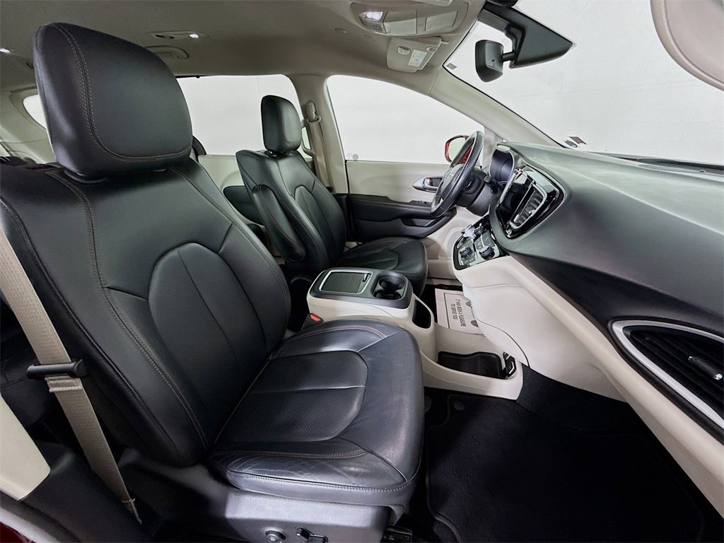 Used 2020 Chrysler Pacifica Touring-L Plus image 30