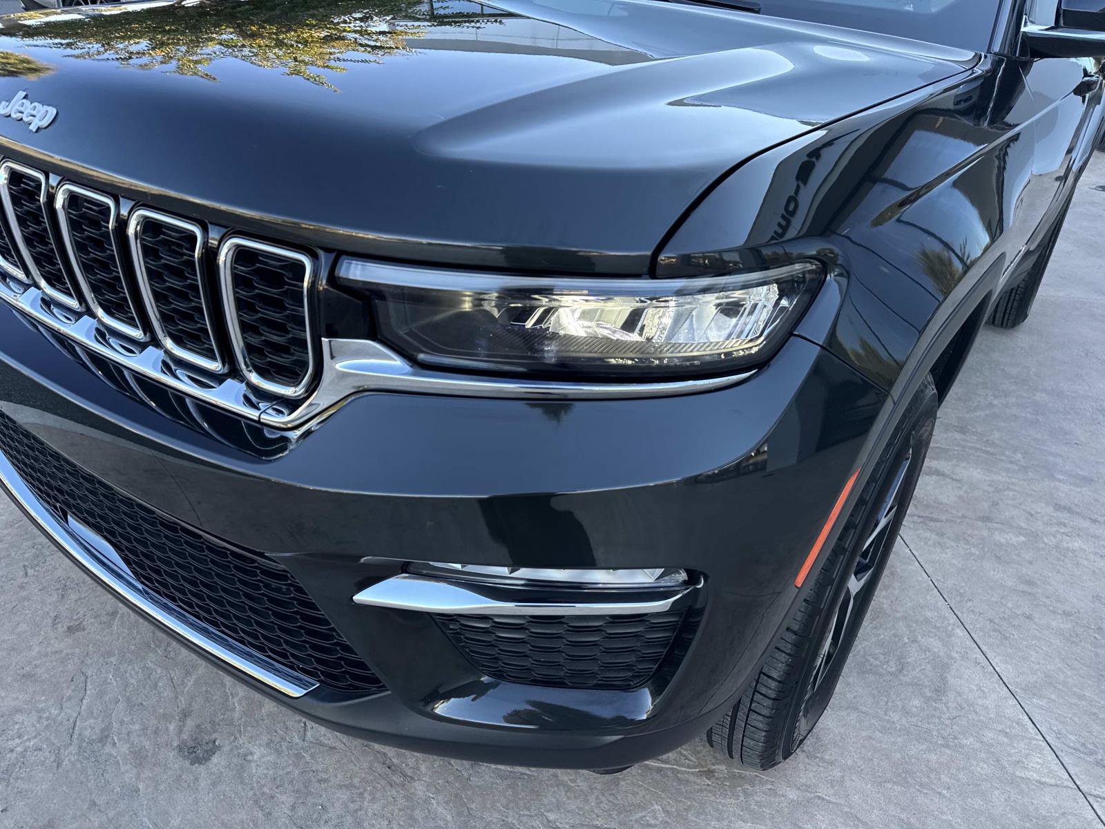 Used 2024 Jeep Grand Cherokee Limited w/ MOPAR Finishing Package image 9