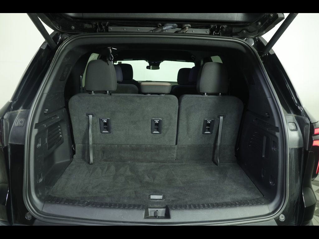Used 2025 Chevrolet Traverse LT image 13