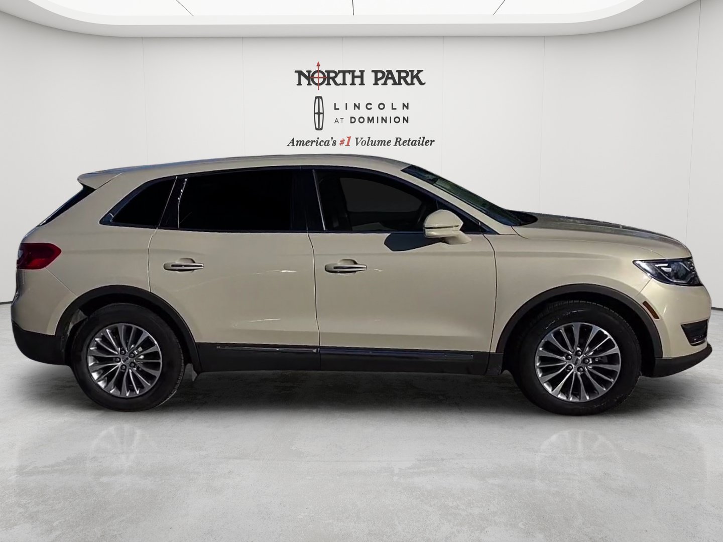 Used 2016 Lincoln MKX Select w/ Select Plus Package FWD image 6