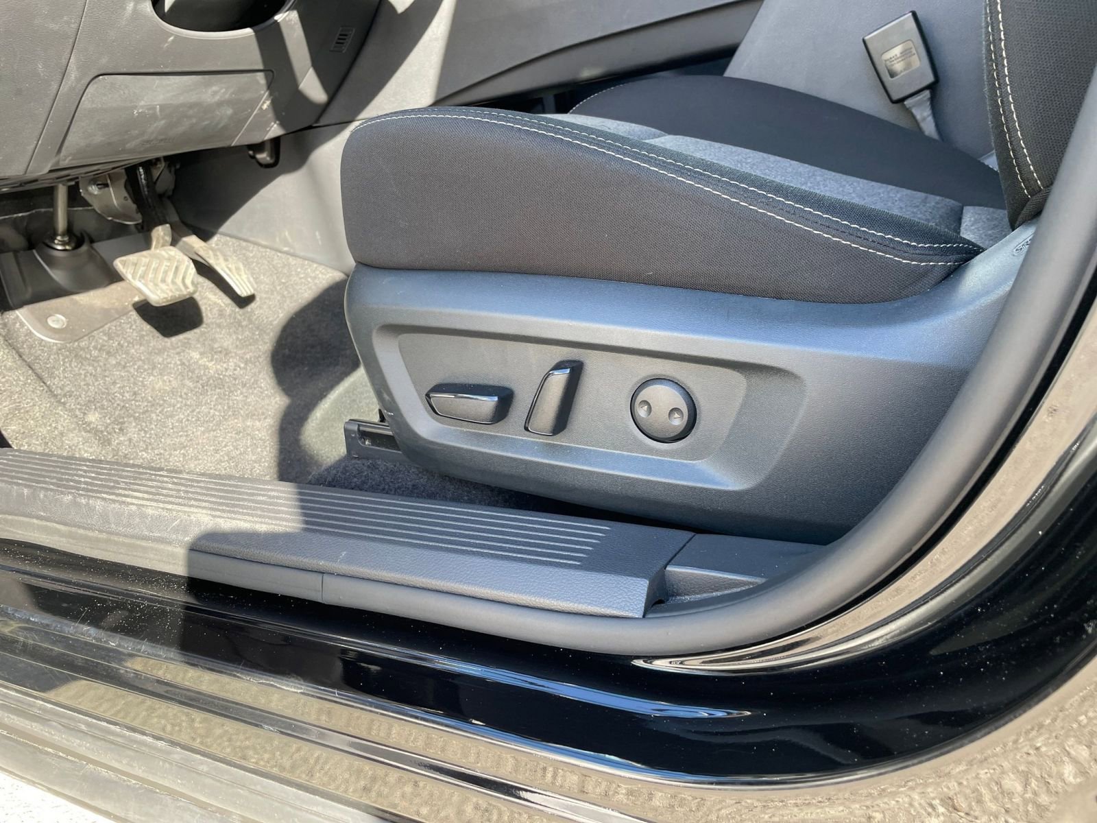 Used 2025 Nissan Rogue SV FWD image 23