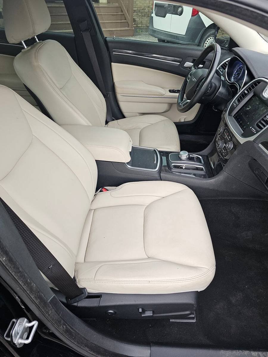 Used 2019 Chrysler 300 Touring w/ Quick Order Package 2EF RWD image 11