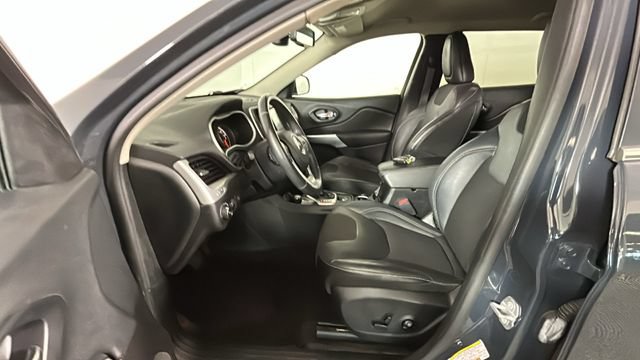 Used 2018 Jeep Cherokee Latitude Plus w/ Comfort/Convenience Group AWD/4WD image 11