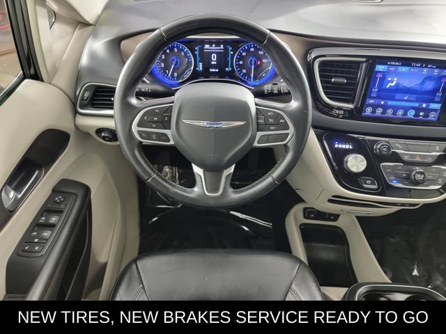 Used 2017 Chrysler Pacifica Touring-L FWD image 24