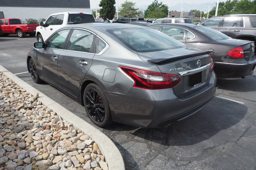 Used 2017 Nissan Altima 2.5 SR w/ Midnight Edition Package FWD image 4