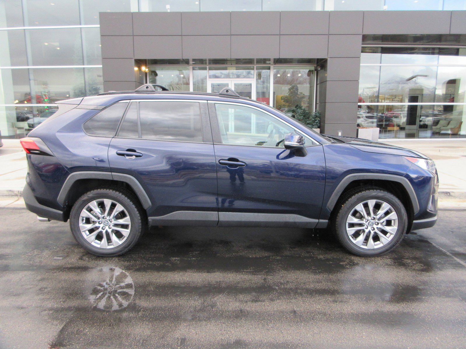 Used 2021 Toyota RAV4 XLE Premium image 12