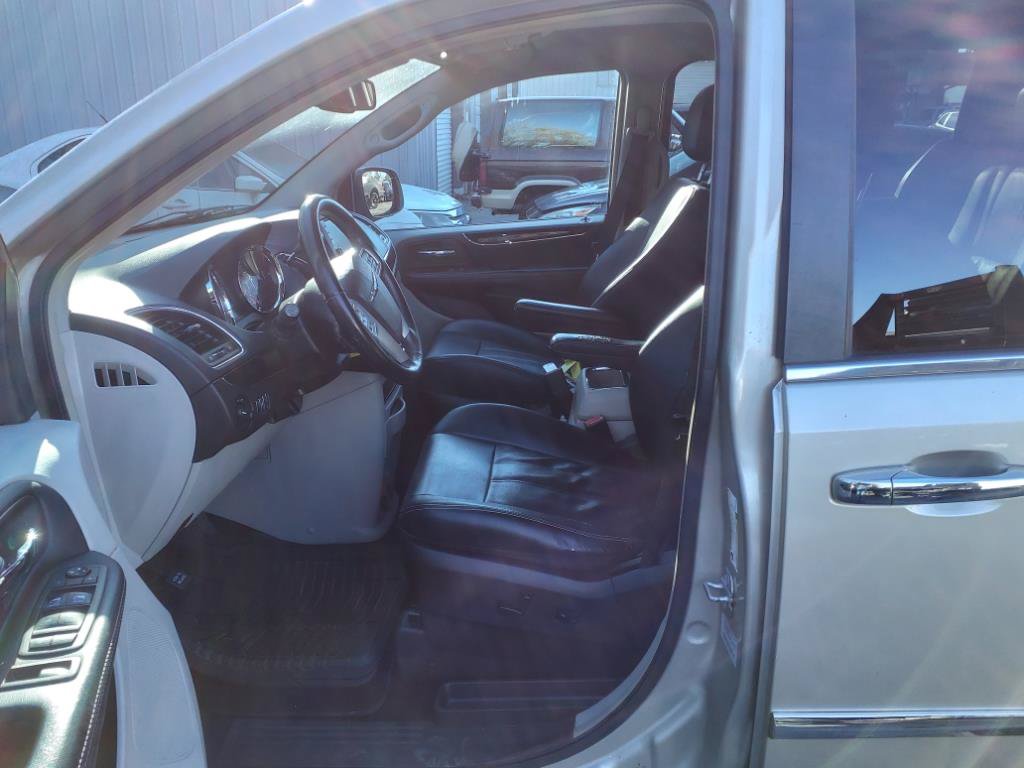 Used 2015 Chrysler Town & Country Touring w/ Driver Convenience Group FWD image 8