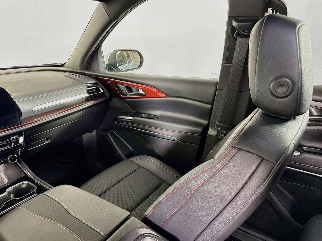 Used 2025 Chevrolet Traverse Z71 w/ LPO, Floor Liner Package AWD/4WD image 21