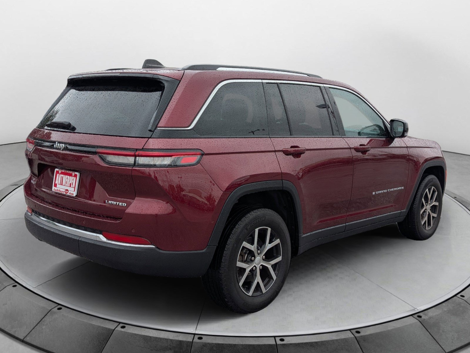 Used 2024 Jeep Grand Cherokee Limited AWD/4WD image 3