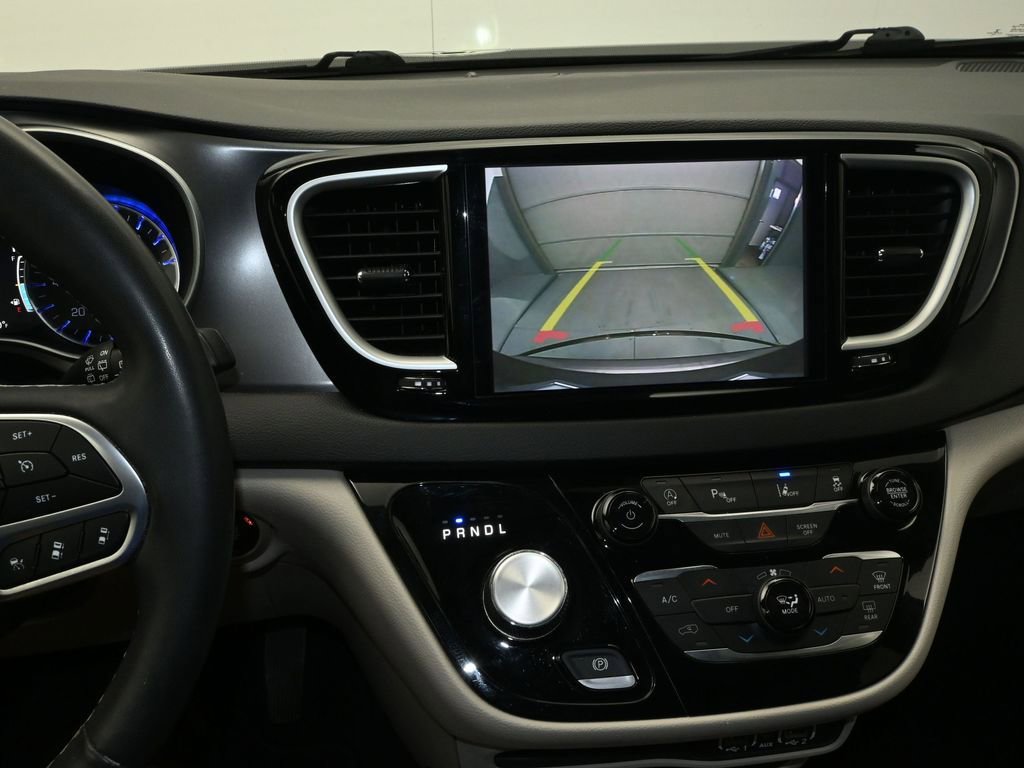 Used 2022 Chrysler Pacifica Touring-L image 22