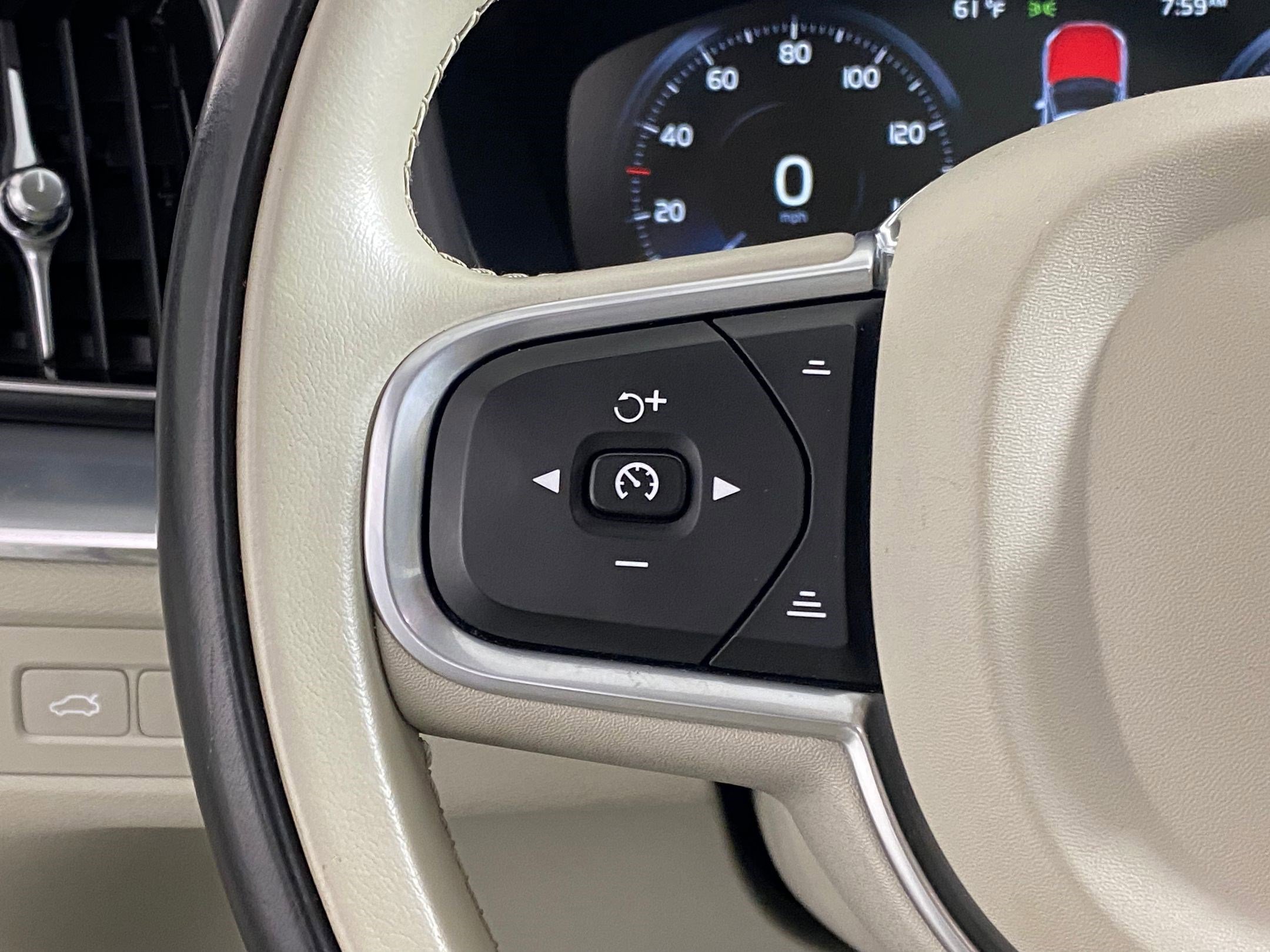 Used 2019 Volvo XC60 T8 Momentum w/ Advanced Package image 32