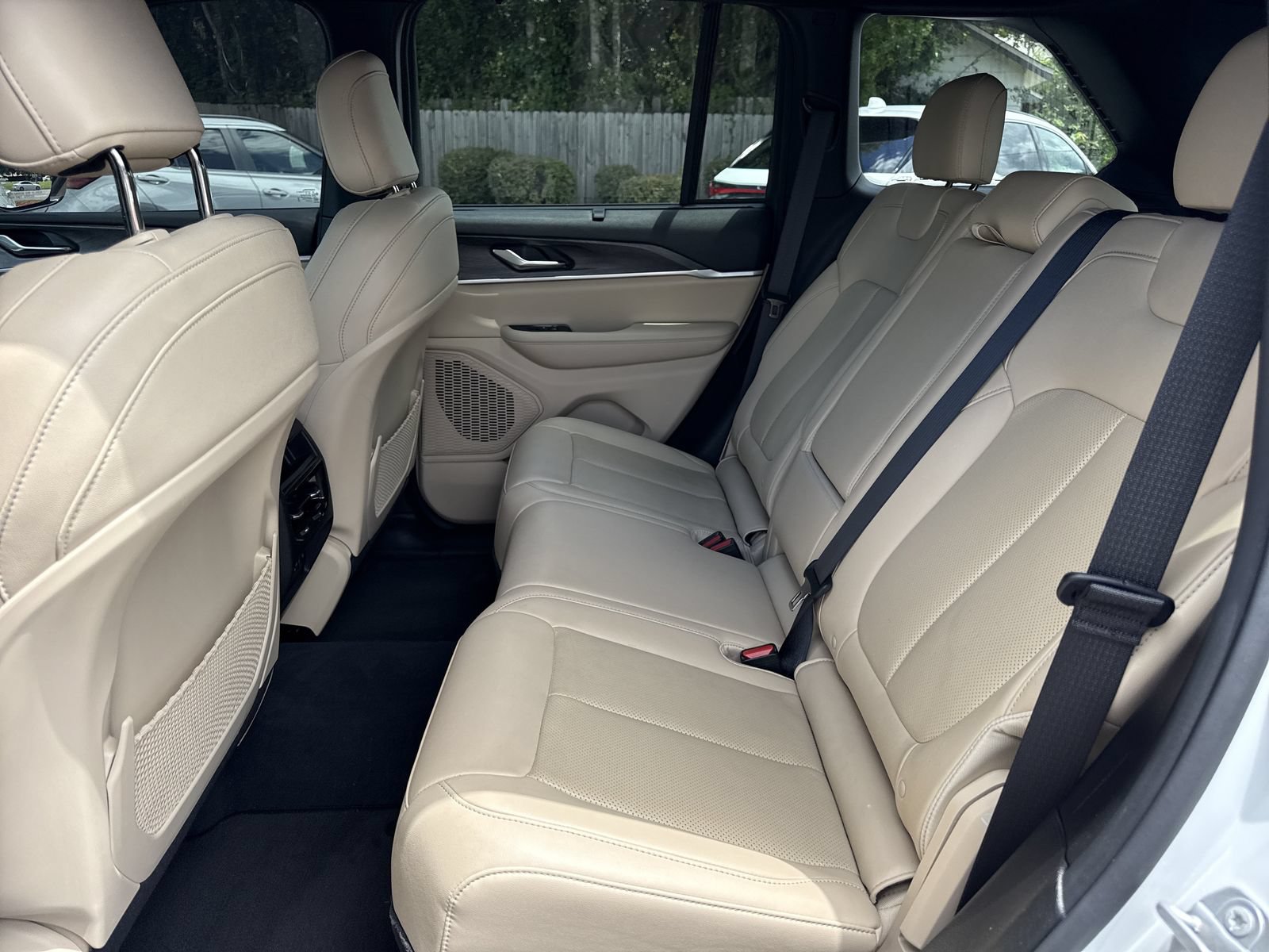 Used 2023 Jeep Grand Cherokee Limited w/ Luxury Tech Group II RWD image 10