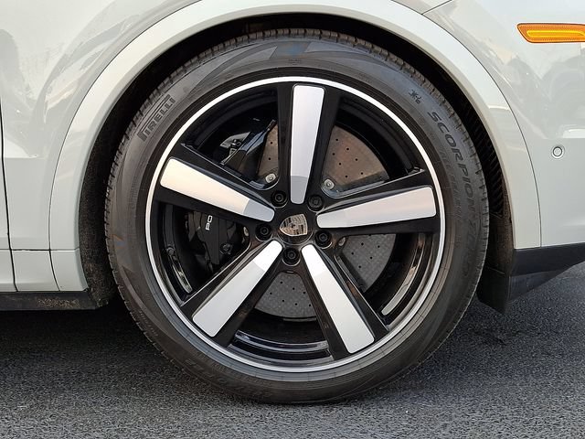 Certified 2025 Porsche Cayenne Turbo AWD/4WD image 12