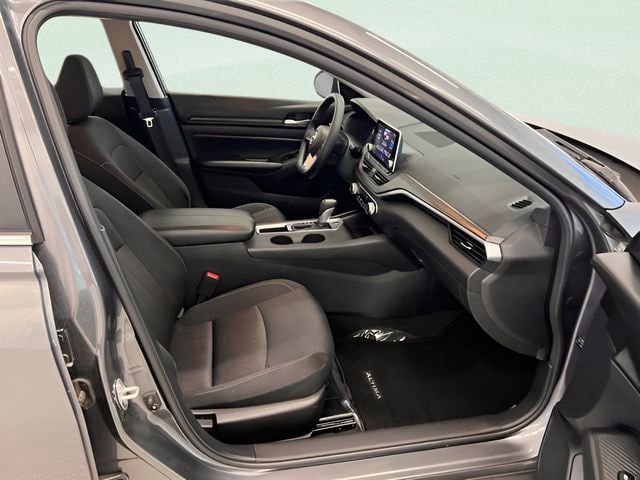 Used 2025 Nissan Altima 2.5 SV FWD image 6
