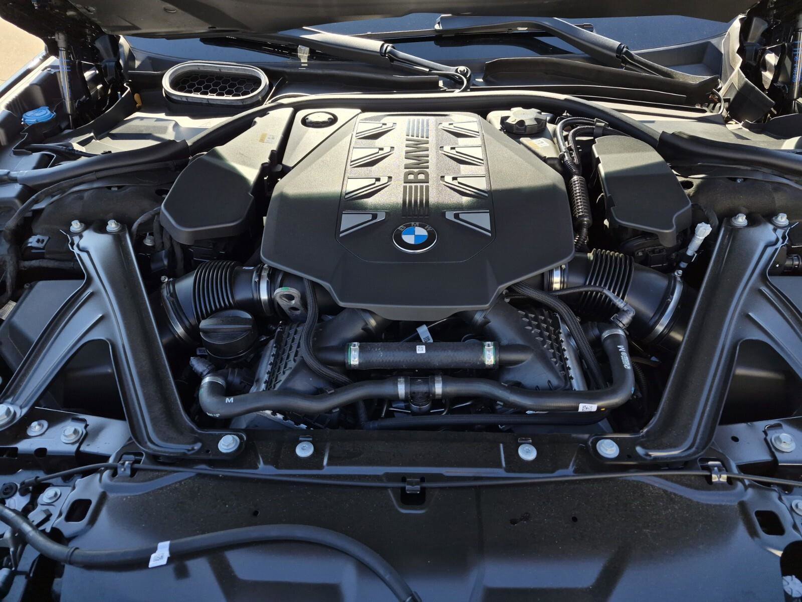 Certified 2025 BMW 760i xDrive w/ Luxury Rear Seating Package AWD/4WD image 9