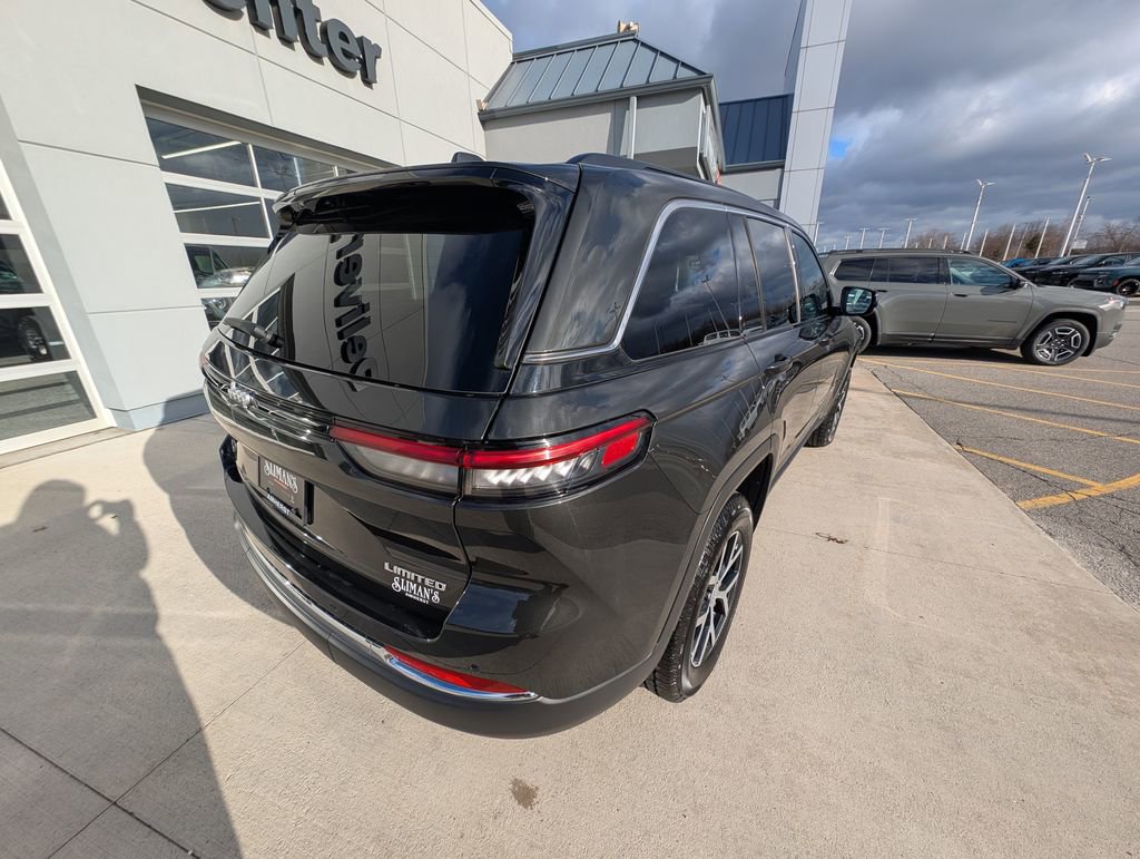 Used 2024 Jeep Grand Cherokee Limited image 5