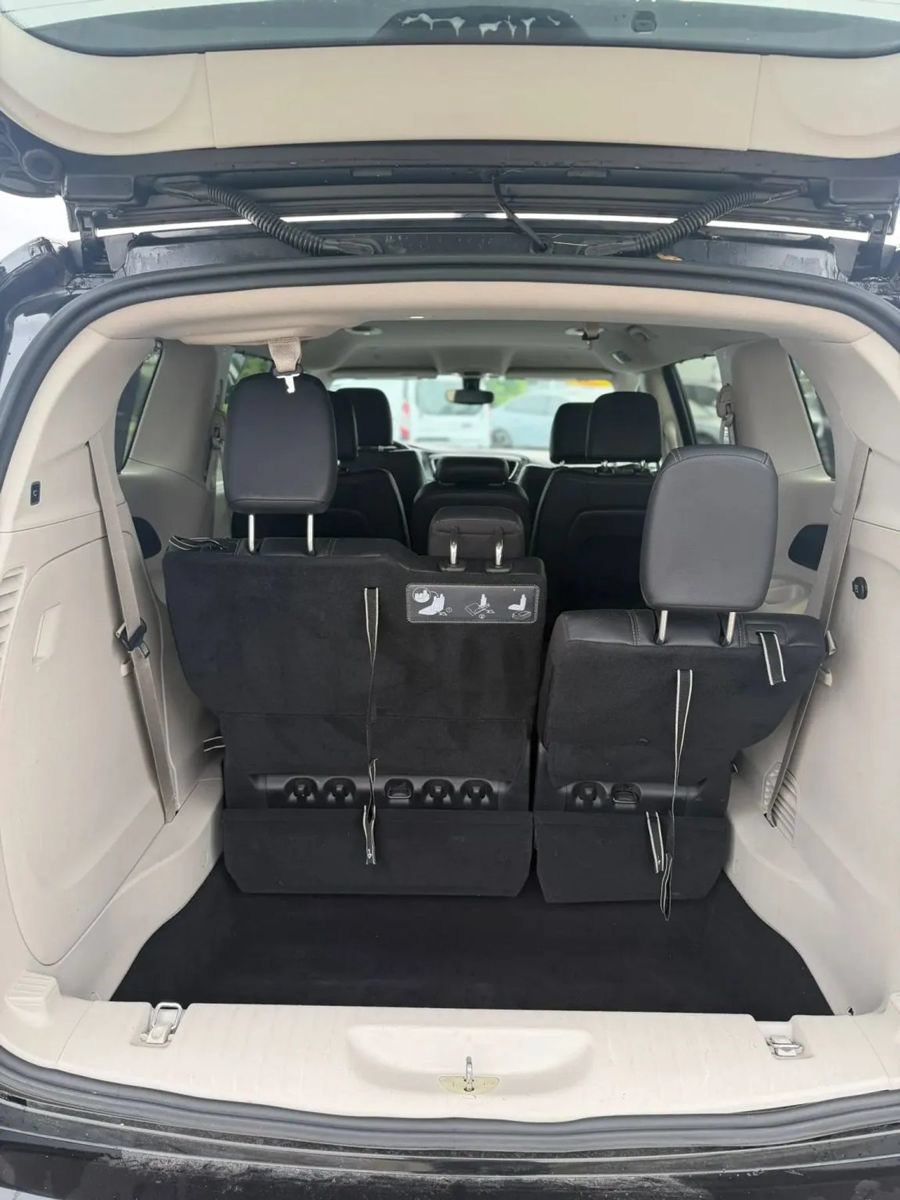 Used 2020 Chrysler Pacifica Touring-L FWD image 22