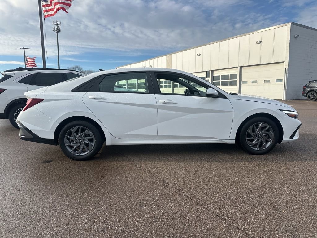 Used 2024 Hyundai Elantra SEL image 3