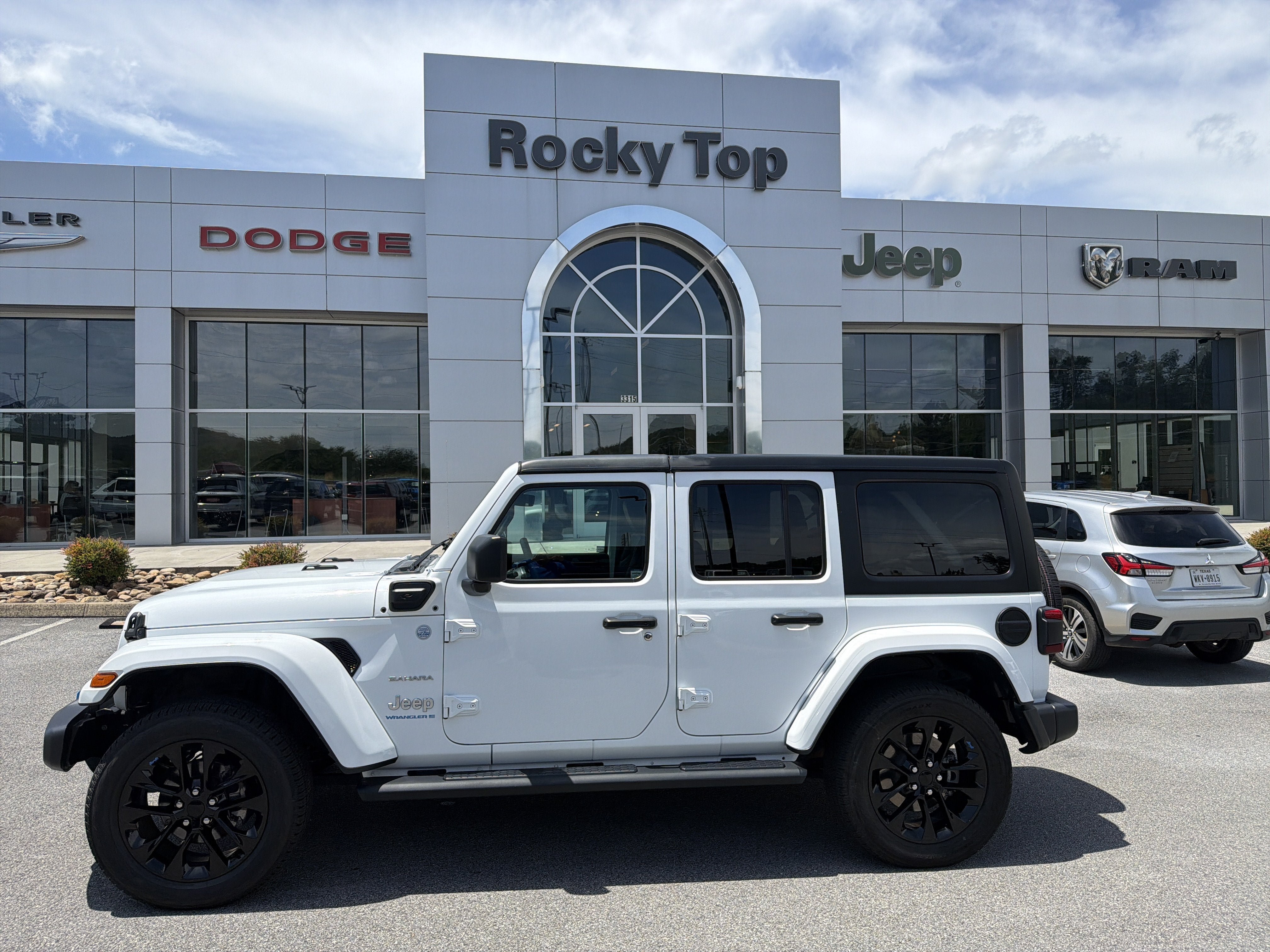 Used 2023 Jeep Wrangler Unlimited Sahara AWD/4WD video 1
