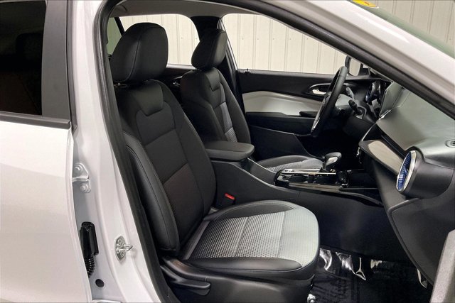 Used 2025 Chevrolet Trax LT w/ LT Convenience Package FWD image 7