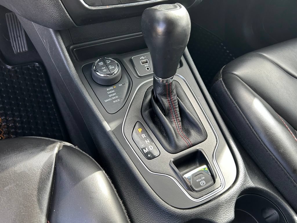 Used 2022 Jeep Cherokee Trailhawk AWD/4WD image 23
