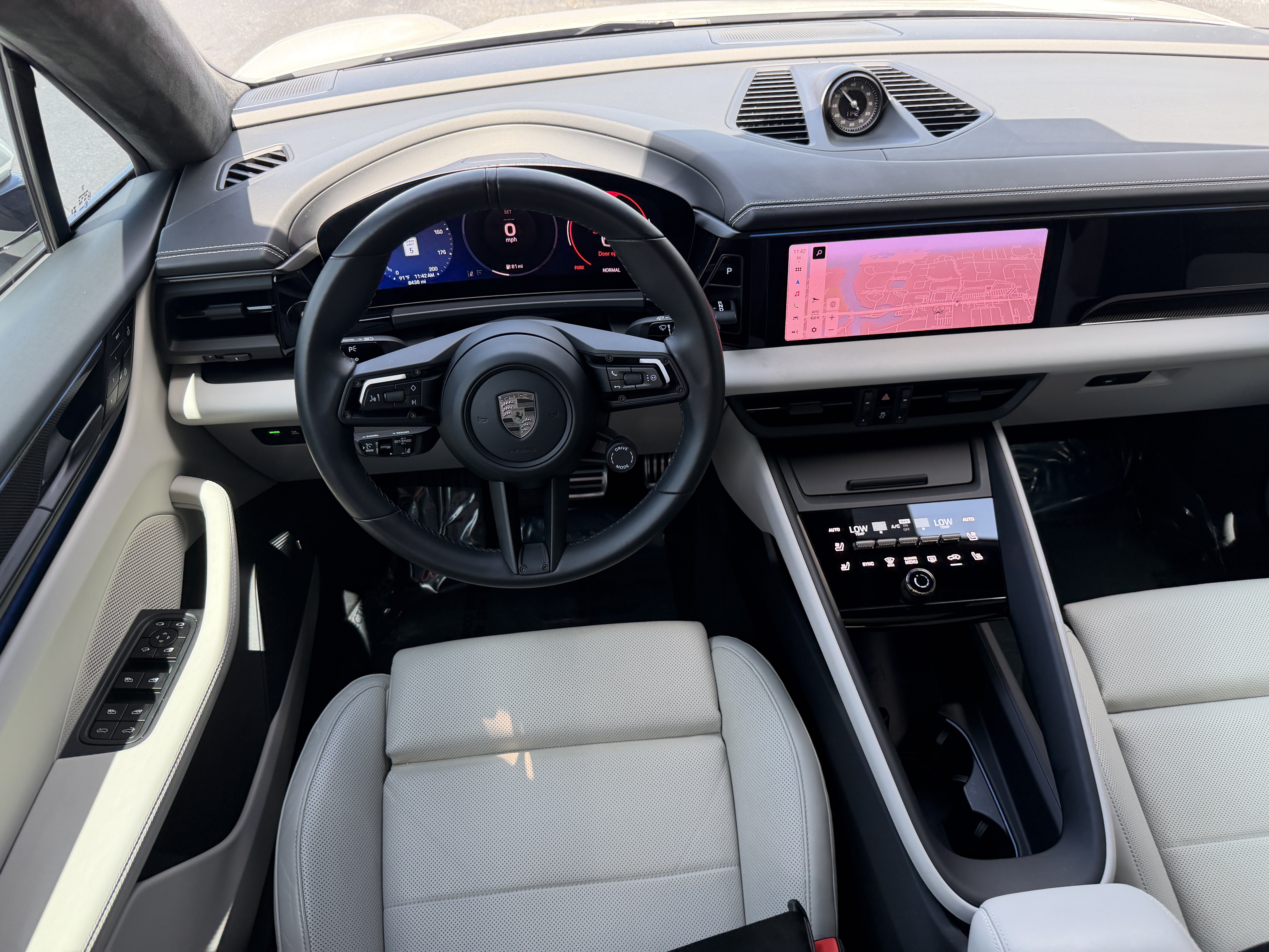 Used 2024 Porsche Macan Turbo Electric AWD/4WD image 17