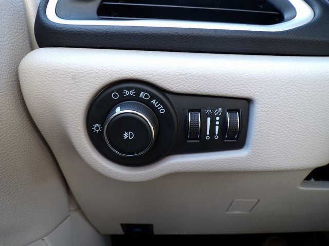 Used 2024 Chrysler Pacifica Touring-L image 23