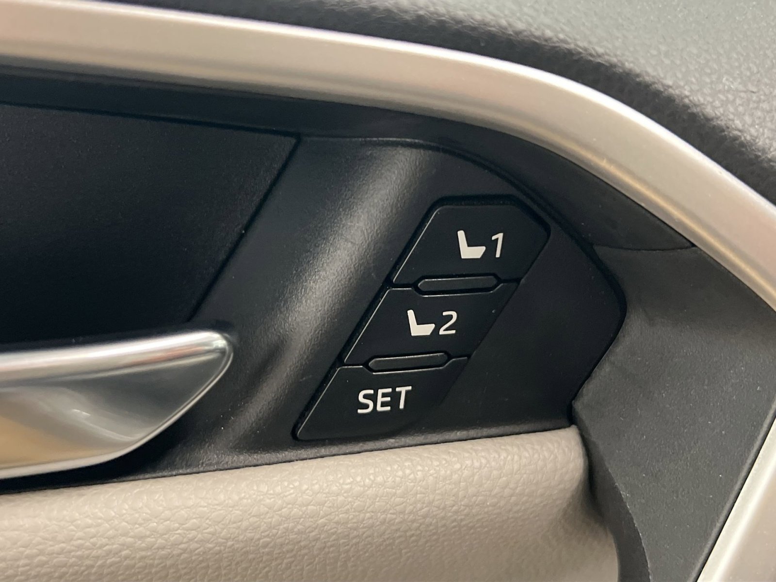 Used 2020 Toyota RAV4 Limited image 28