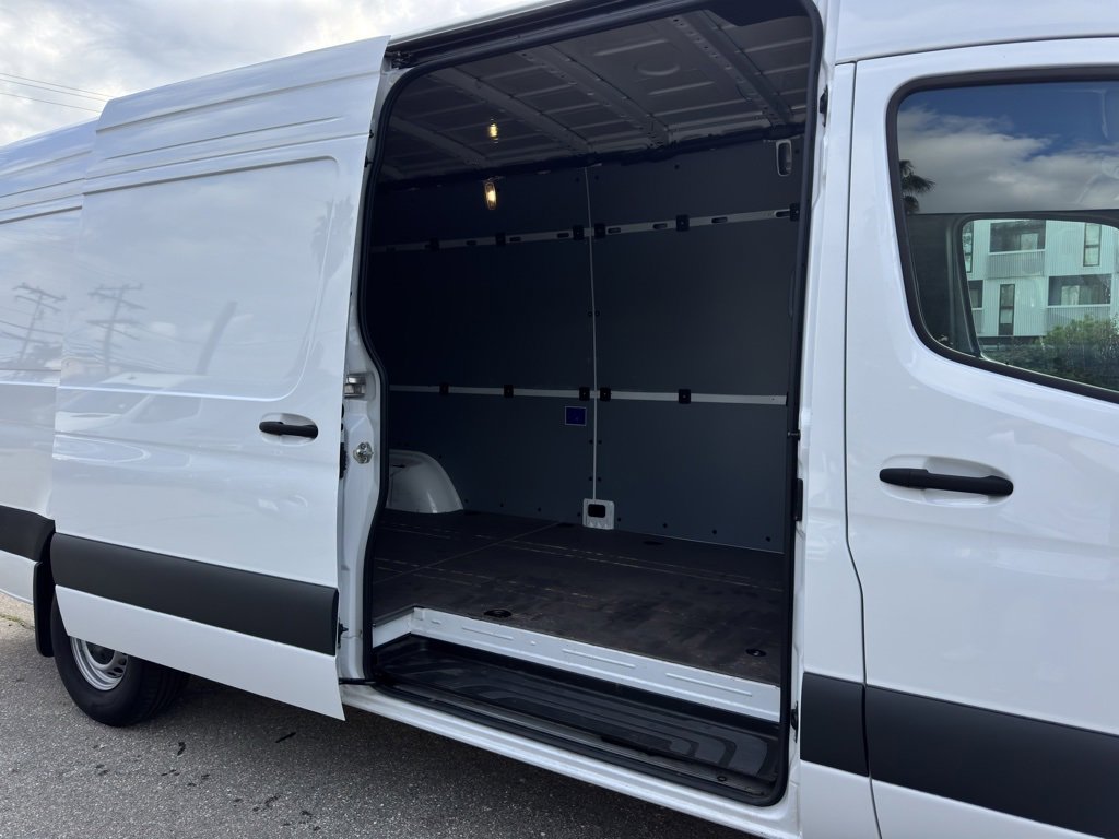 Used 2024 Mercedes-Benz Sprinter 2500 image 7