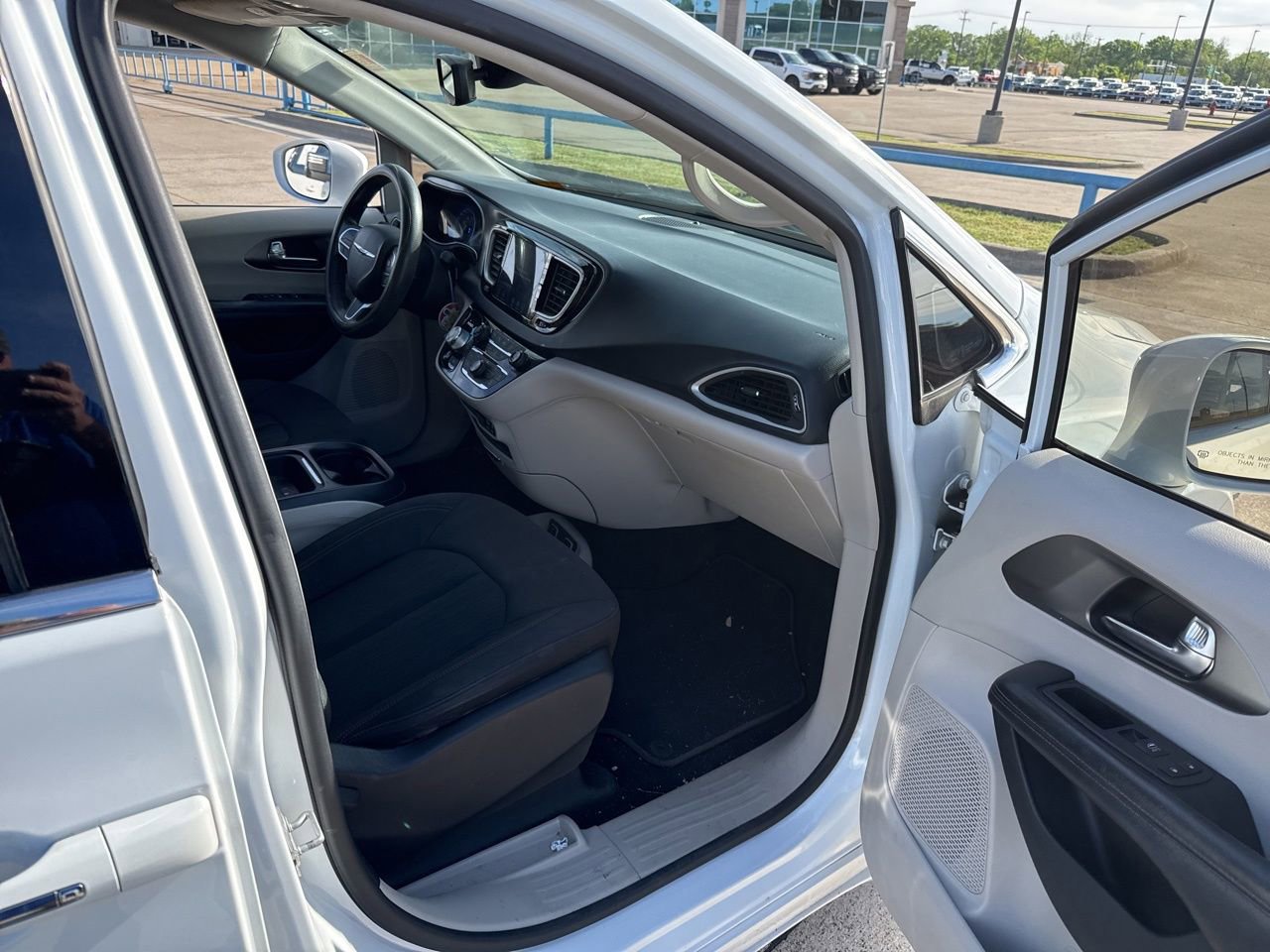 Used 2020 Chrysler Pacifica Touring w/ Advanced Safetytec Group image 15