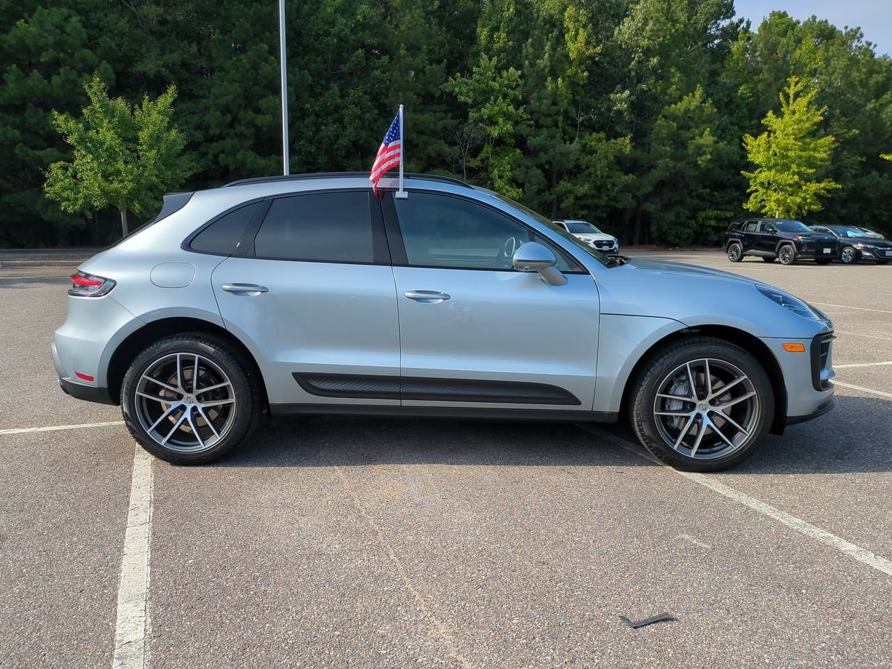 Used 2025 Porsche Macan AWD/4WD image 3