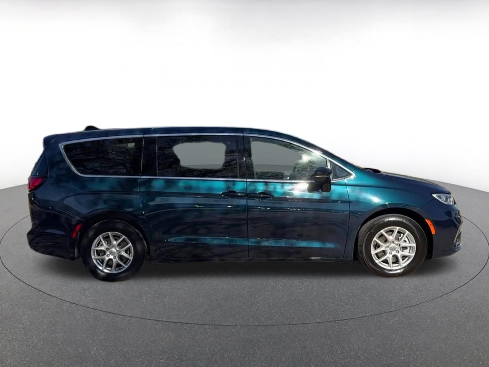Used 2025 Chrysler Pacifica Select image 16