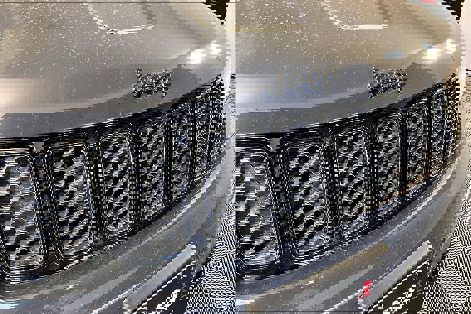 Used 2018 Jeep Grand Cherokee Laredo image 29