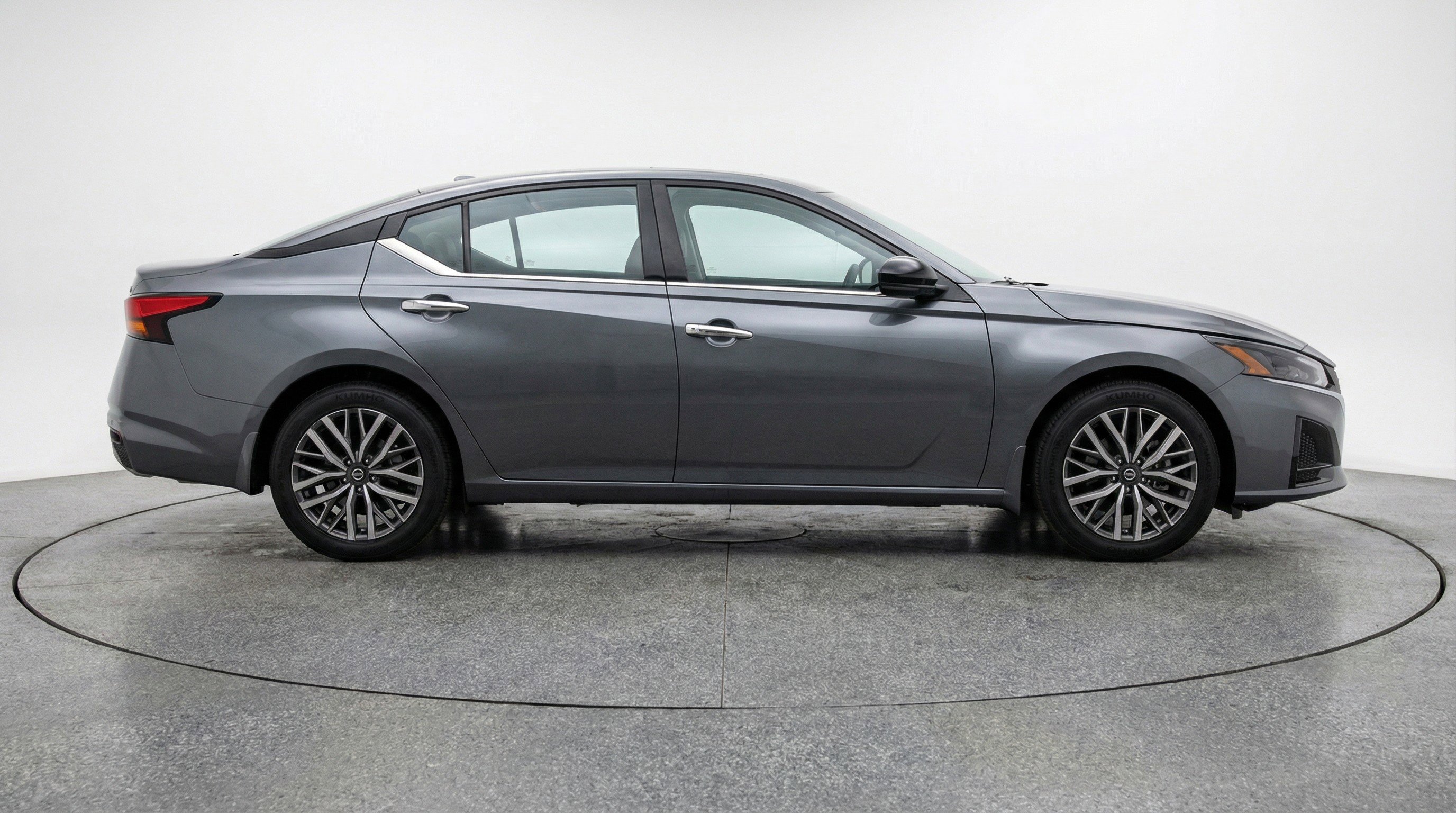 Used 2025 Nissan Altima 2.5 SV FWD image 11