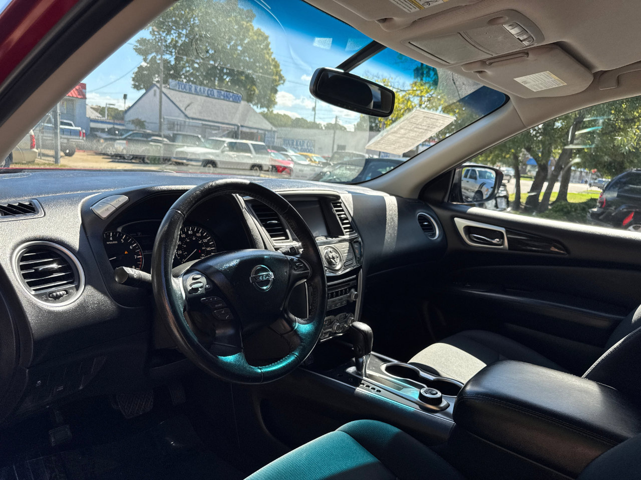 Used 2018 Nissan Pathfinder SV image 16