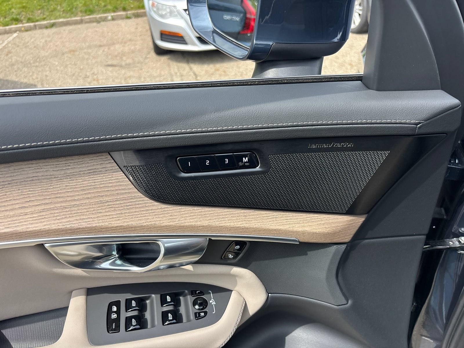 New 2026 Volvo XC90 B6 Plus w/ Protection Package Premier AWD/4WD image 12