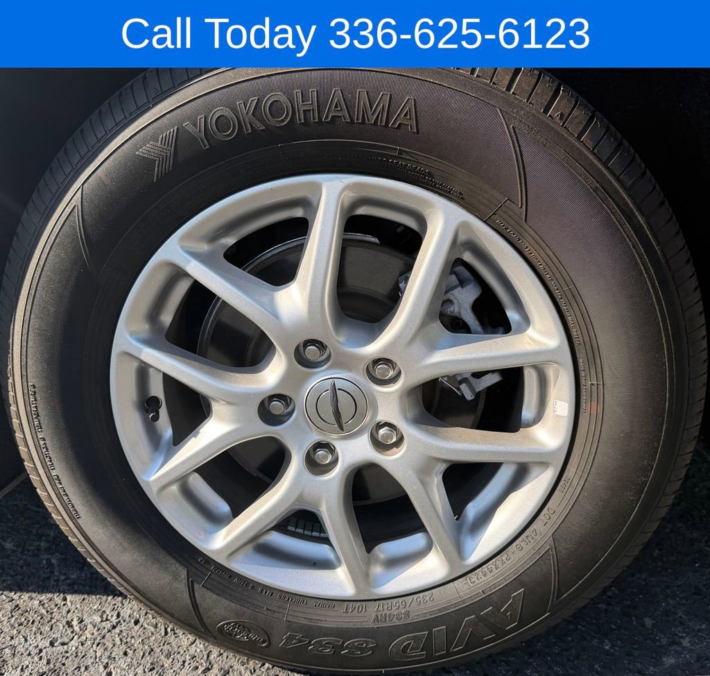 Used 2024 Chrysler Pacifica Touring-L FWD image 11