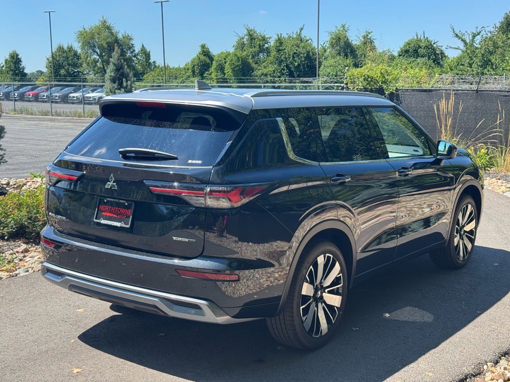 Used 2025 Mitsubishi Outlander AWD image 5