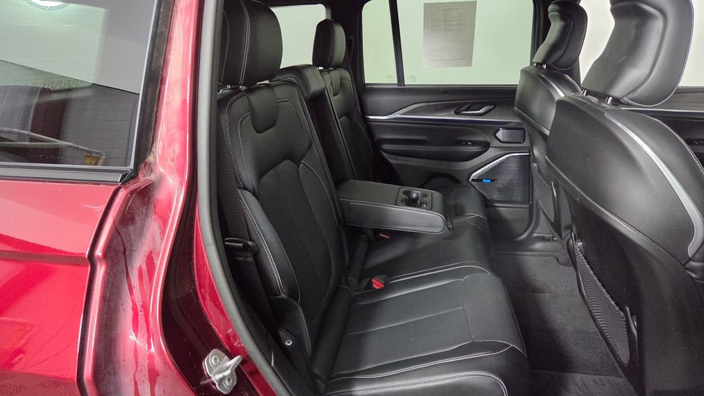 Used 2022 Jeep Grand Cherokee Overland w/ Luxury Tech Group IV image 37