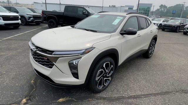 New 2026 Chevrolet Trax RS w/ Sunroof Package FWD image 6