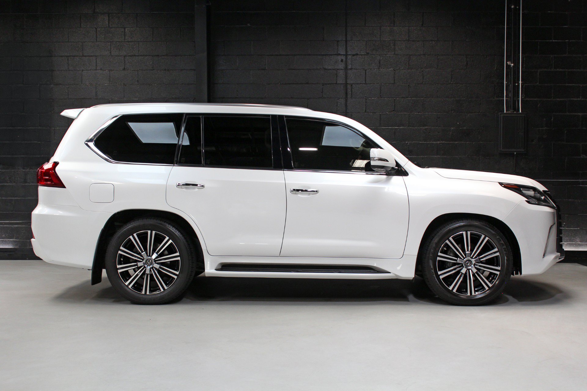 Used 2021 Lexus LX 570 4WD w/ Luxury Package image 16